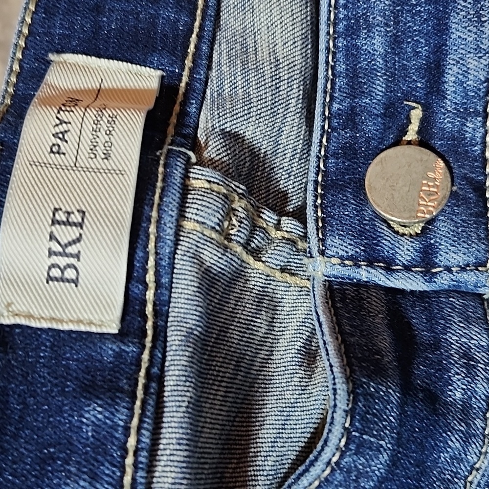 BKE PAYTON EMBROIDERED DISTRESSED UNIVERSAL FIT MID-RISE CROPPED DENIM J… - Picture 6 of 13